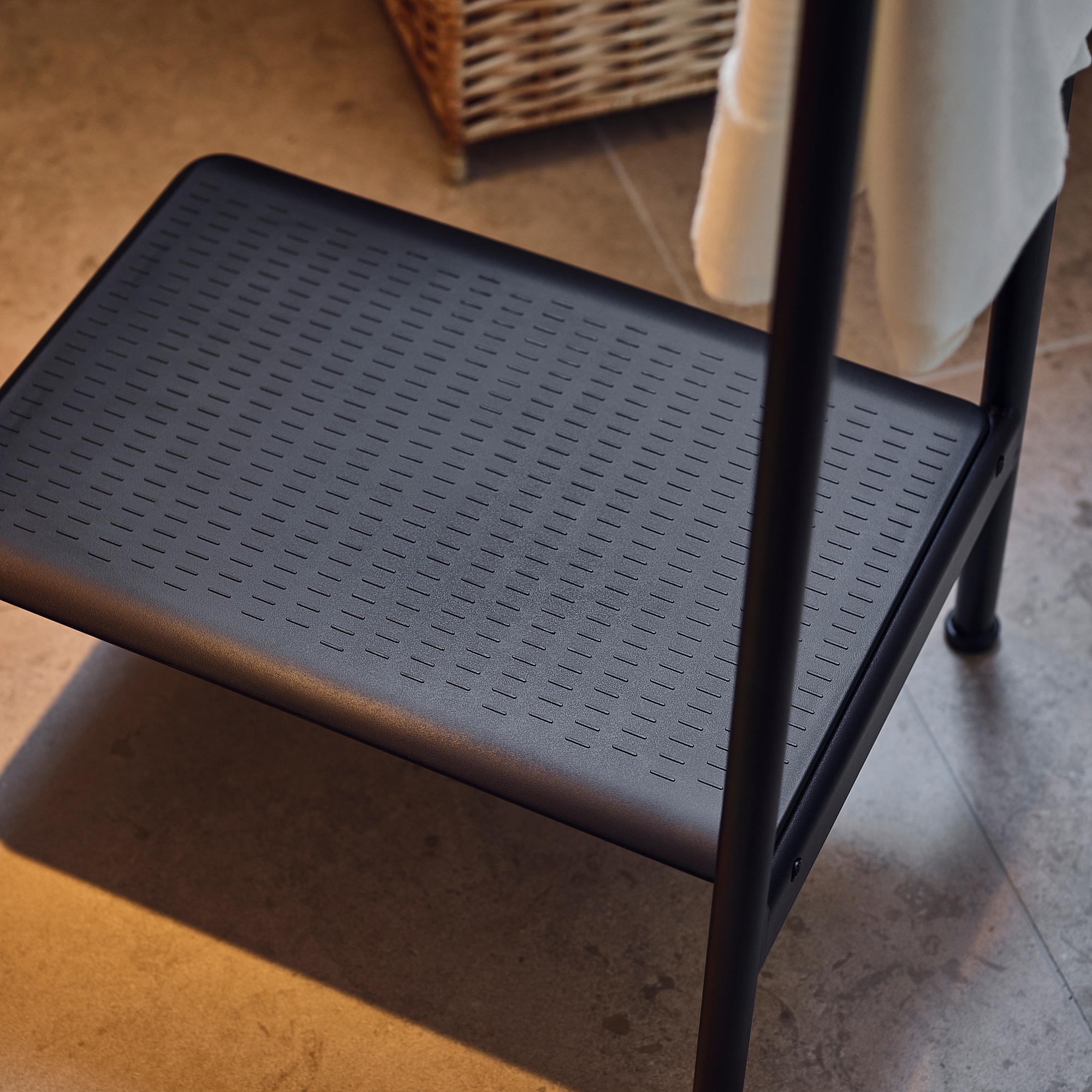 BÄSINGEN step stool with handrail