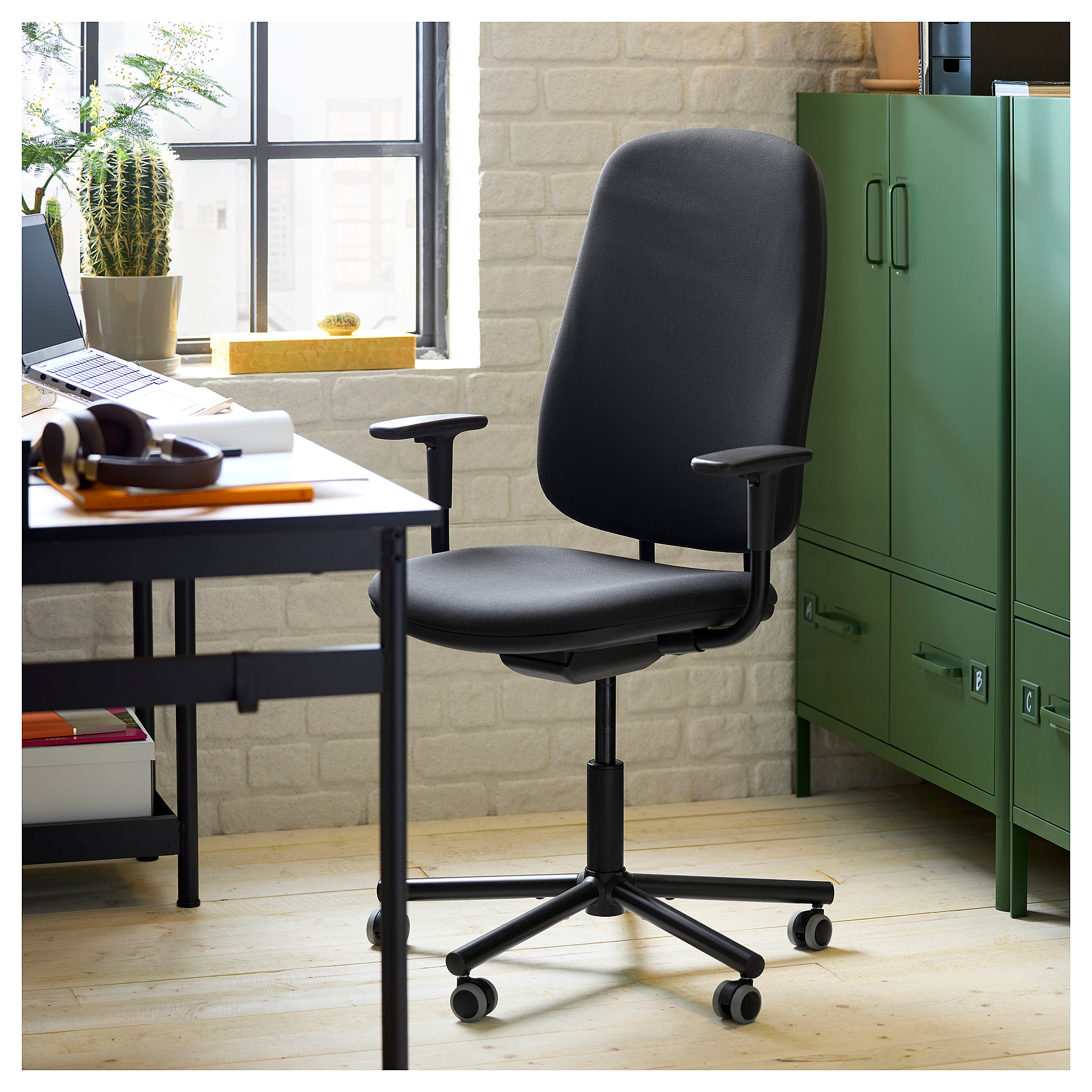 SMÖRKULL office chair with armrests