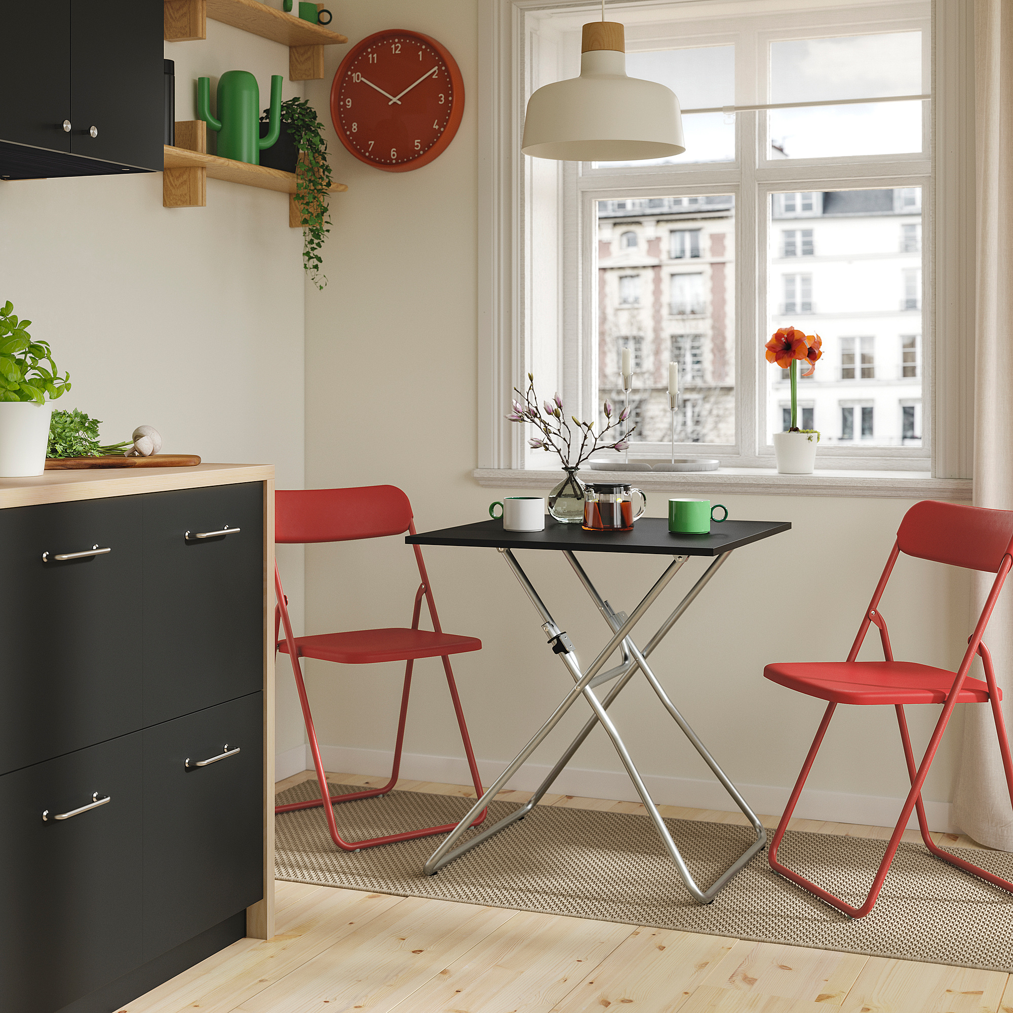 GUNDE/VIHALS table and 2 folding chairs