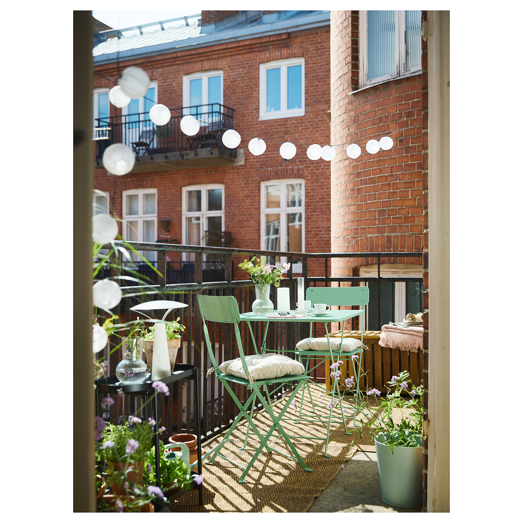 SUNDSÖ table and 2 folding chairs