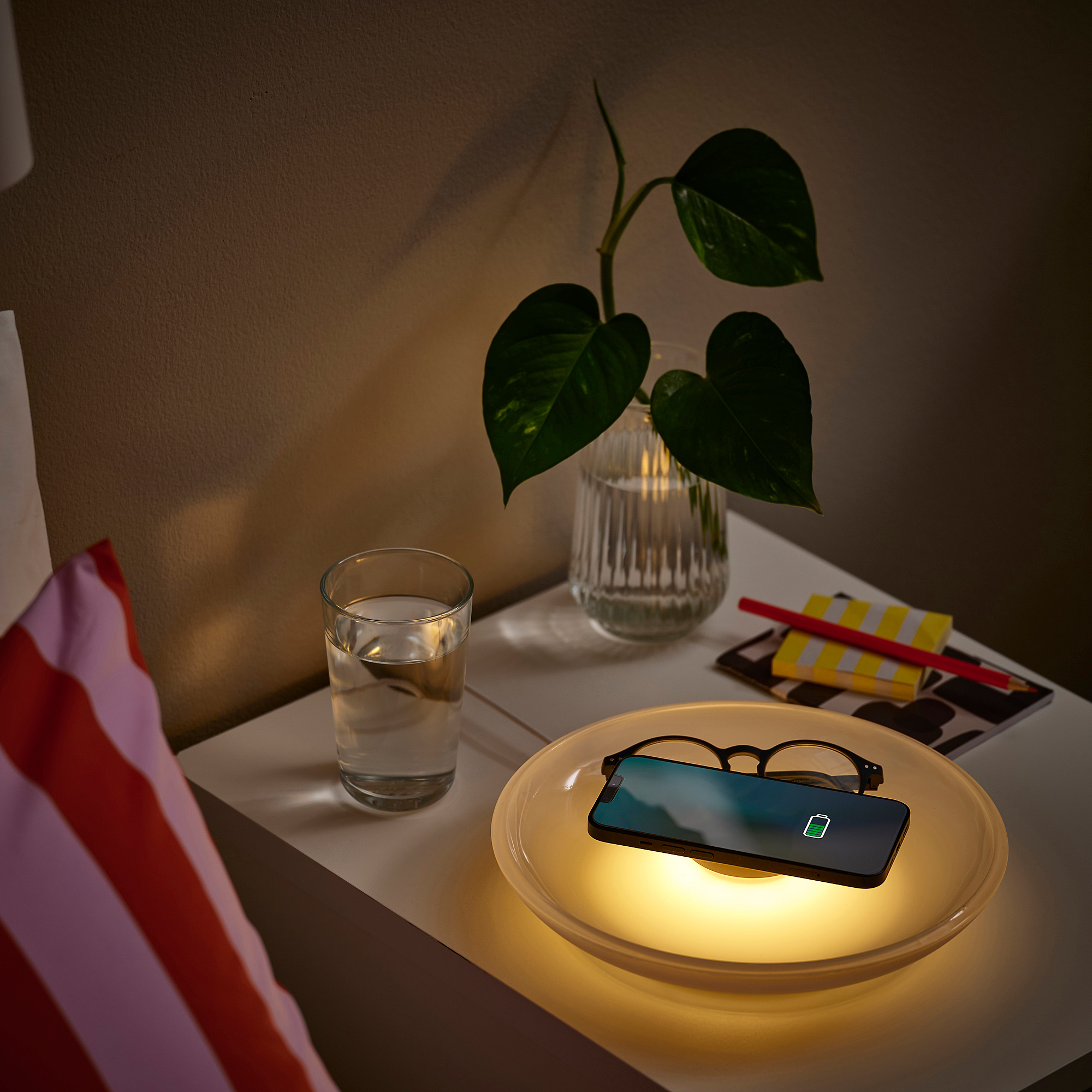 VÄSTMÄRKE 無線充電器 可發光