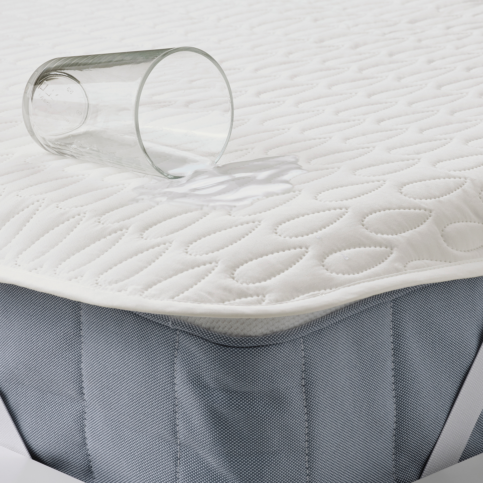 SOTNÄTFJÄRIL waterproof mattress protector