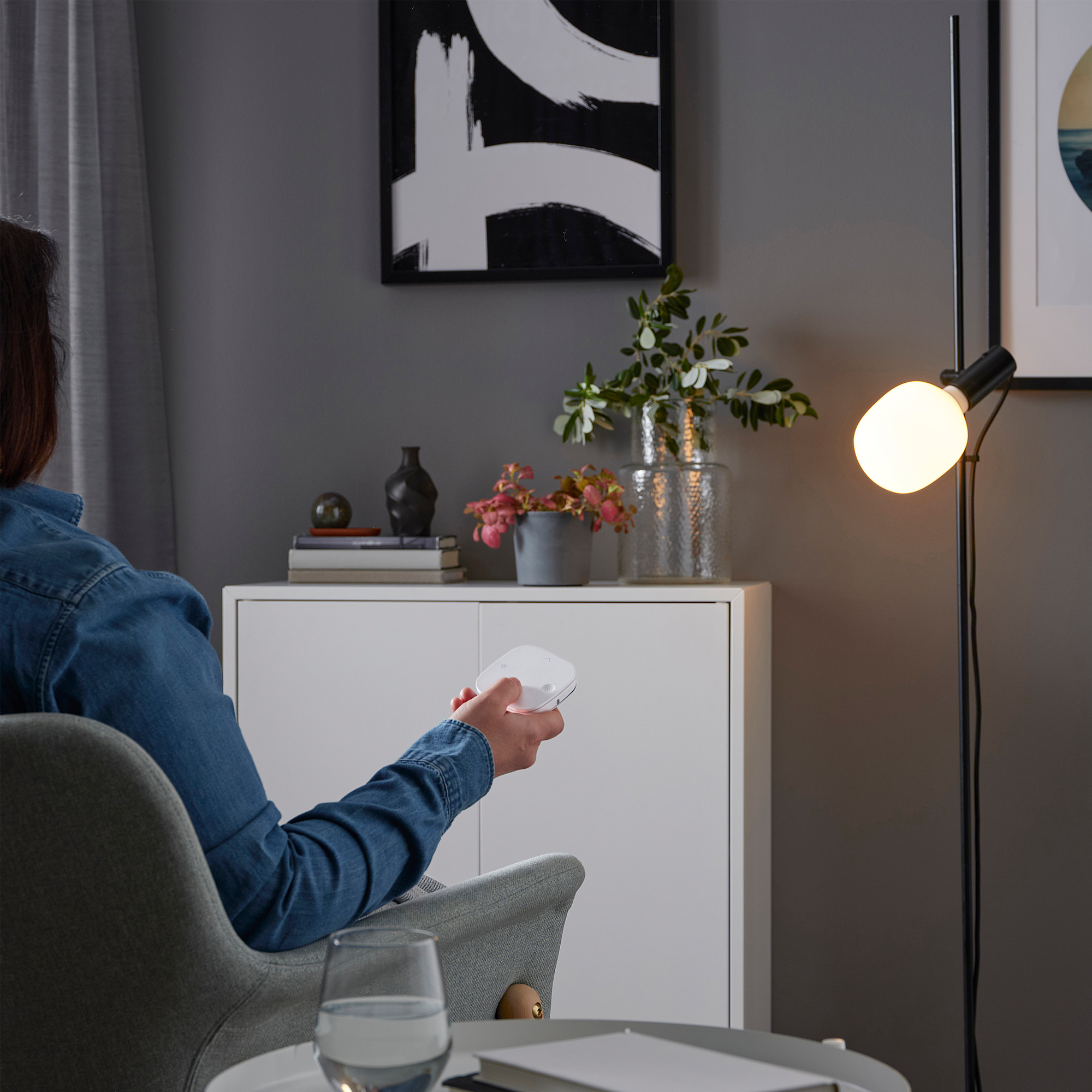 HÅRSLINGA/TRÅDFRI floor lamp with light bulb
