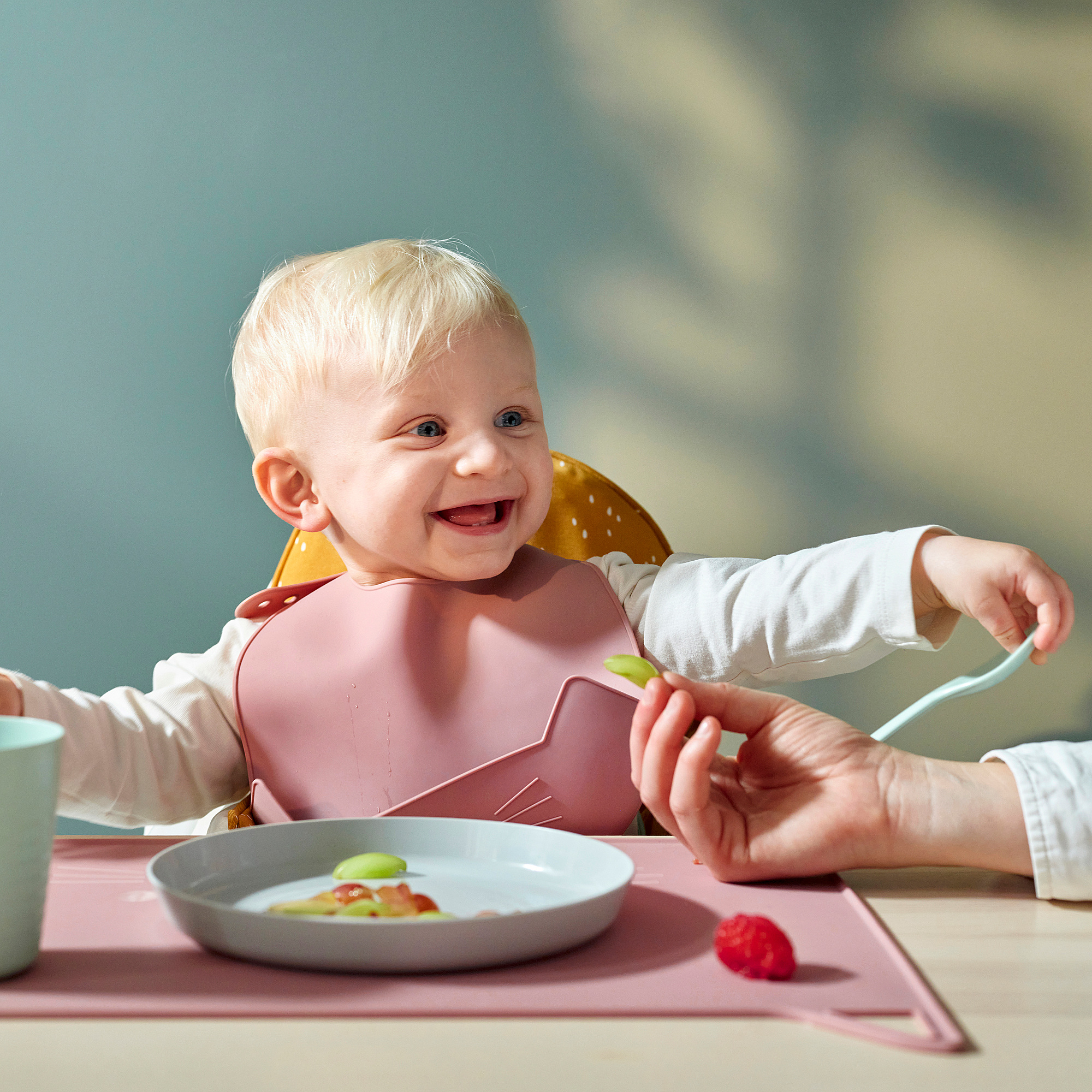 GULDVÄVARE bib