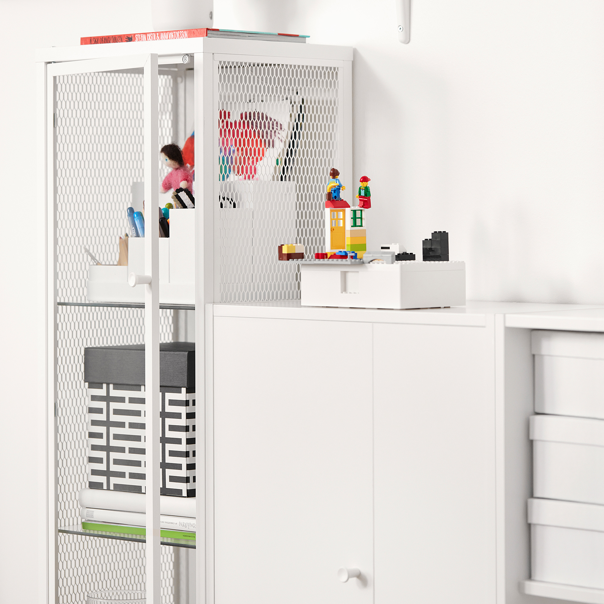 BAGGEBO glass-door cabinet