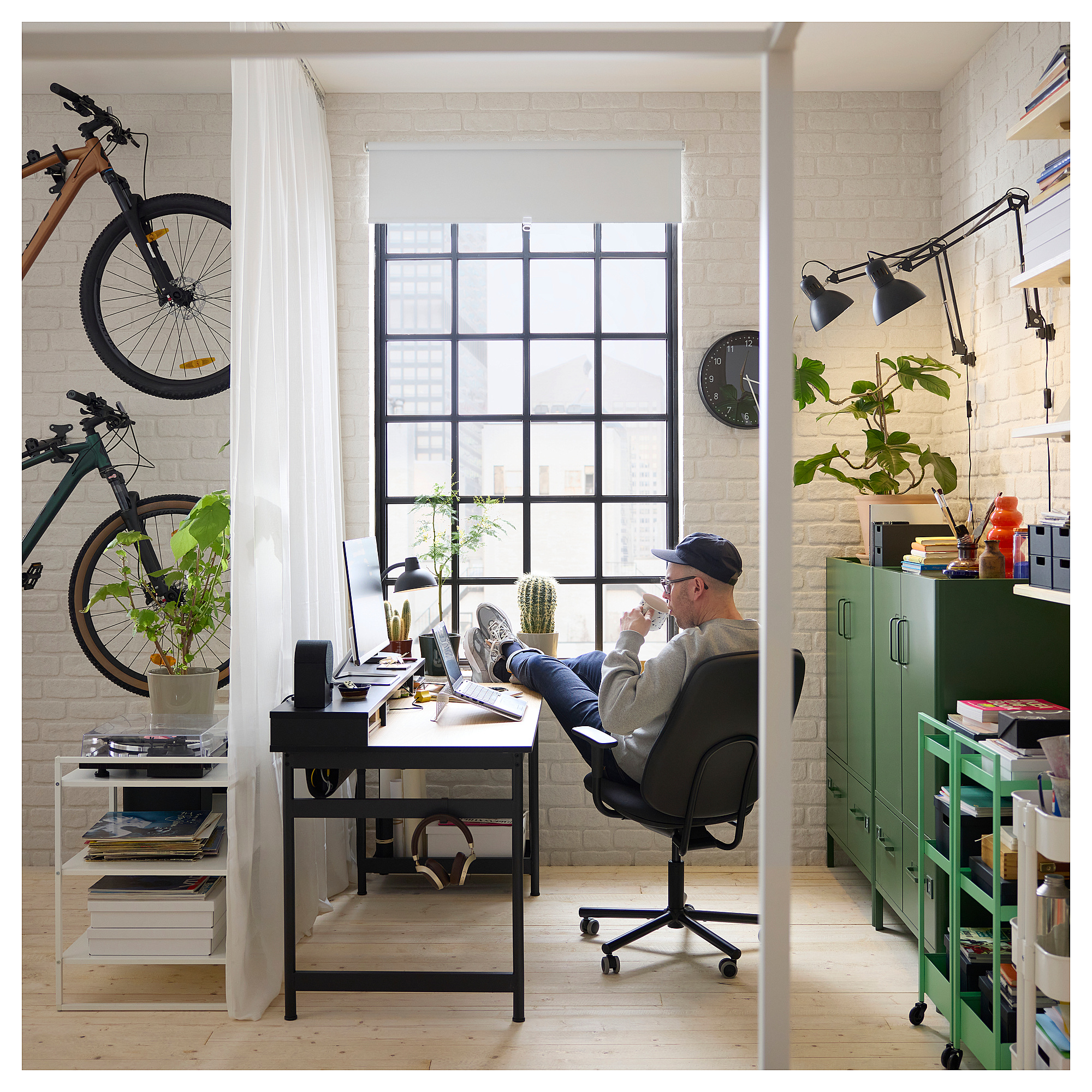 SMÖRKULL office chair with armrests