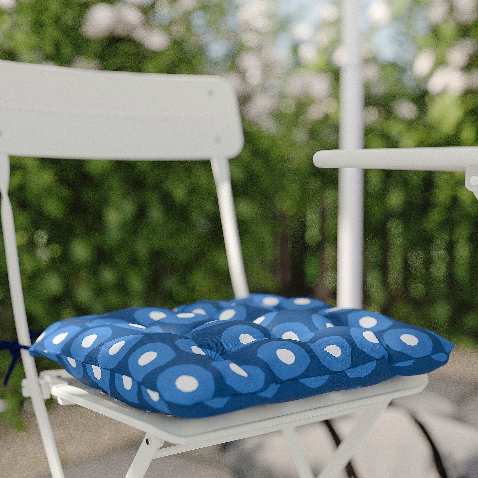 SUNDSÖ table and 2 folding chairs
