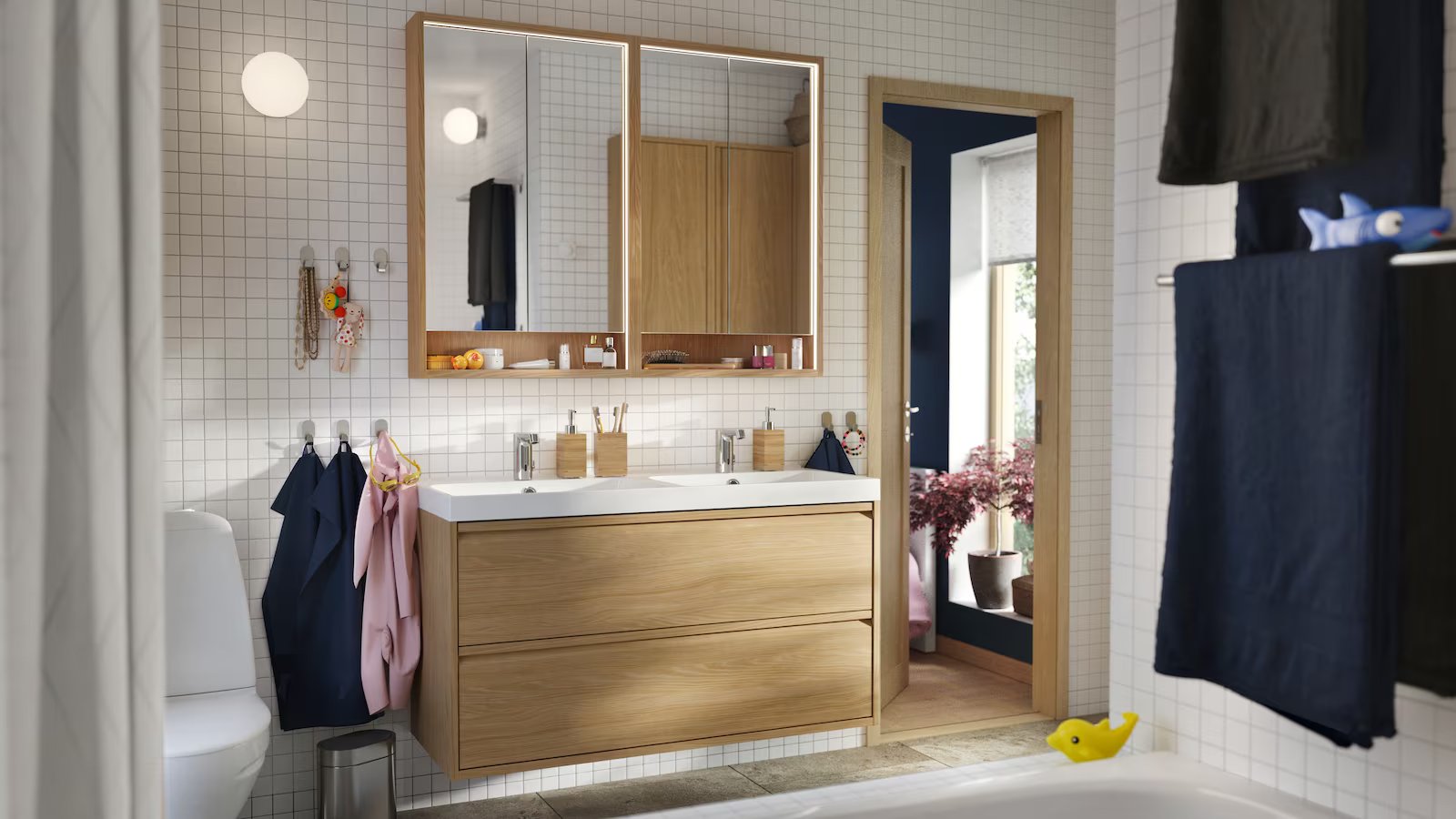 A welcoming bathroom with smart solutions for the whole family