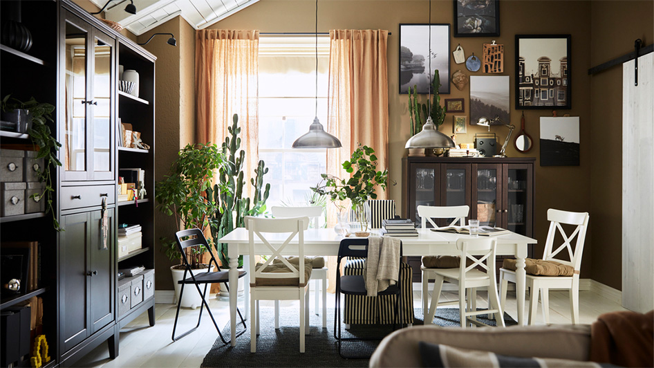 A traditional dining room with space for the whole family
