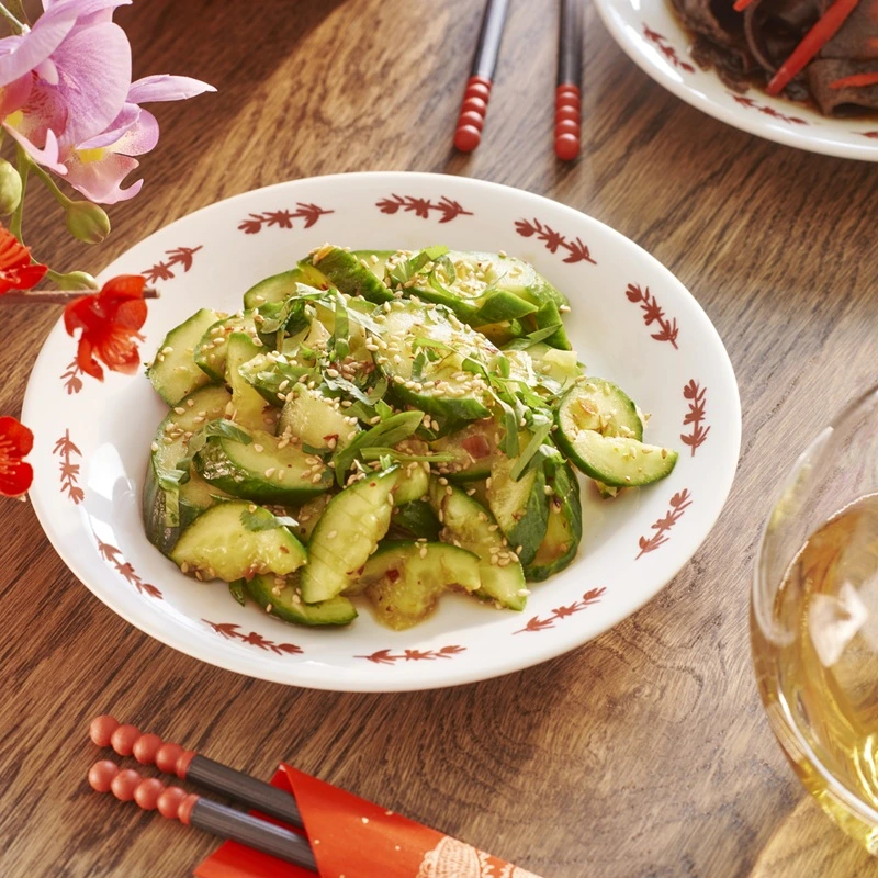 一個裝滿了餃子的 FÖSSTA 碗，它擺放在一張佈滿節慶餐具的桌子上。